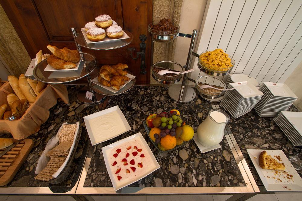 쓰리 스트록스 호텔 프라하 외부 사진 A continental breakfast buffet