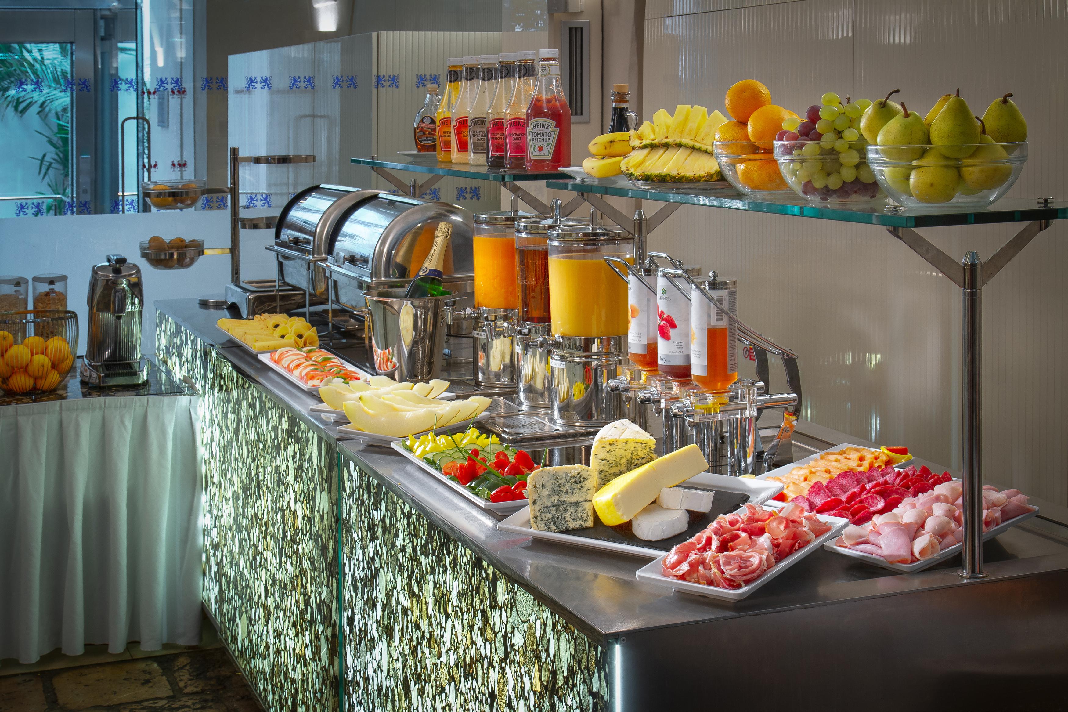 쓰리 스트록스 호텔 프라하 외부 사진 A buffet