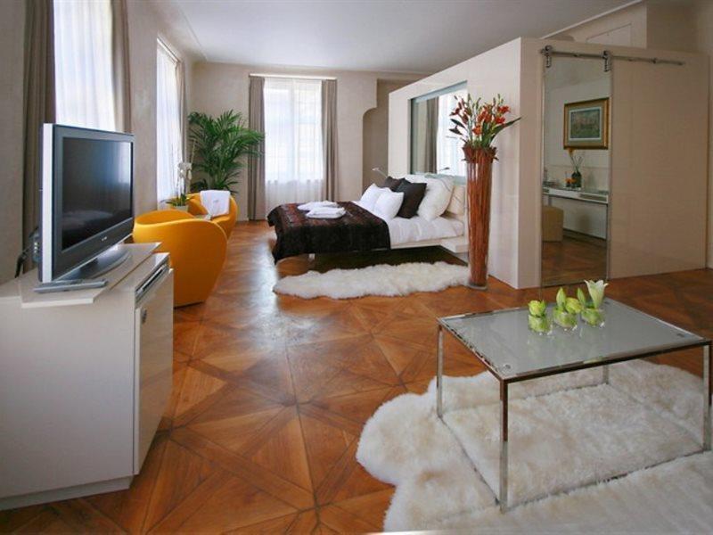 쓰리 스트록스 호텔 프라하 외부 사진 A studio apartment
