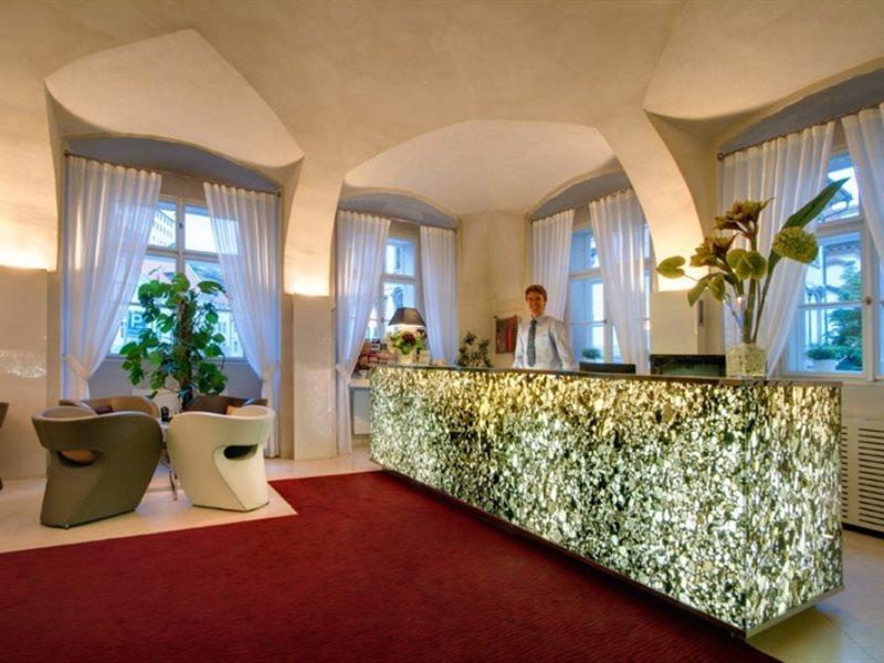 쓰리 스트록스 호텔 프라하 외부 사진 Reception desk at the Hotel Axelmannstein