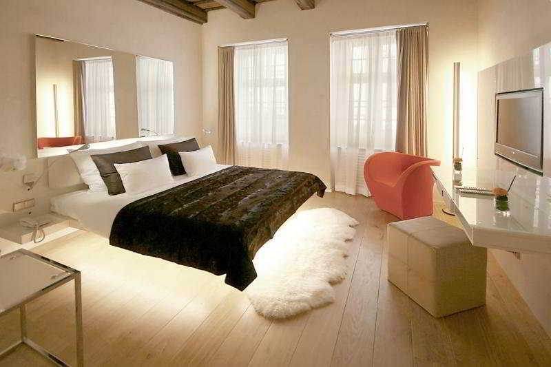 쓰리 스트록스 호텔 프라하 외부 사진 A room at the Hotel Mandarin Oriental Munich