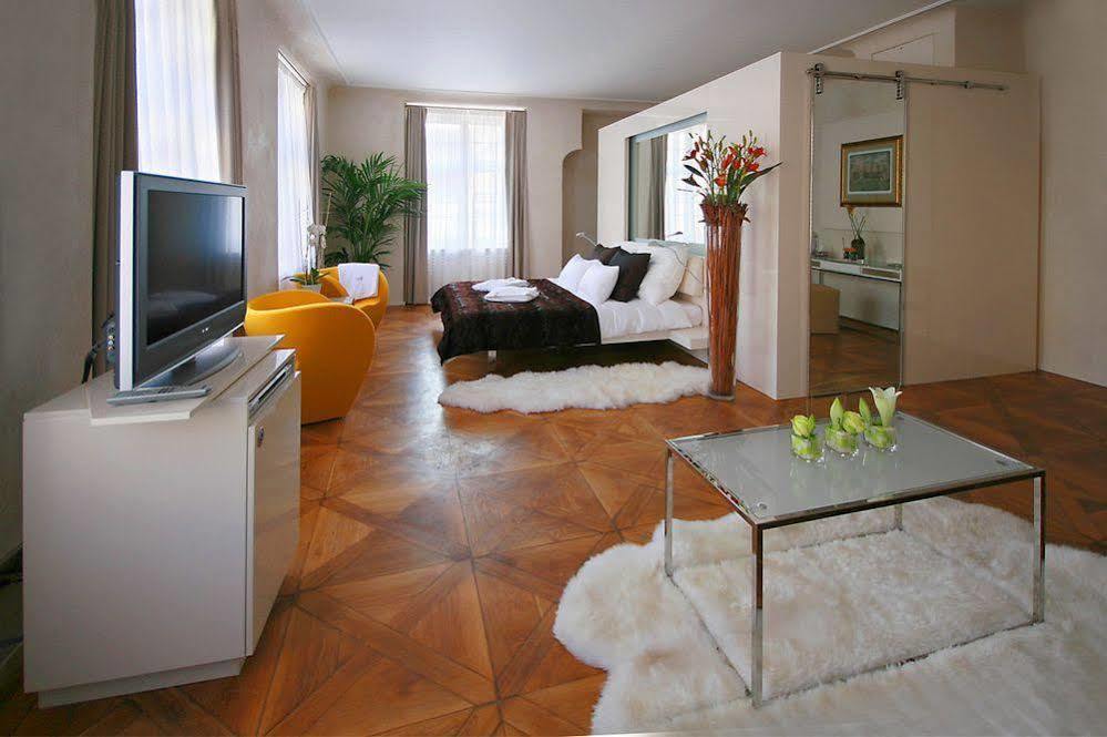 쓰리 스트록스 호텔 프라하 외부 사진 A studio apartment