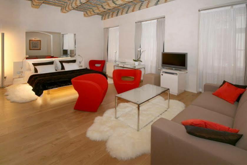 쓰리 스트록스 호텔 프라하 외부 사진 A typical studio apartment